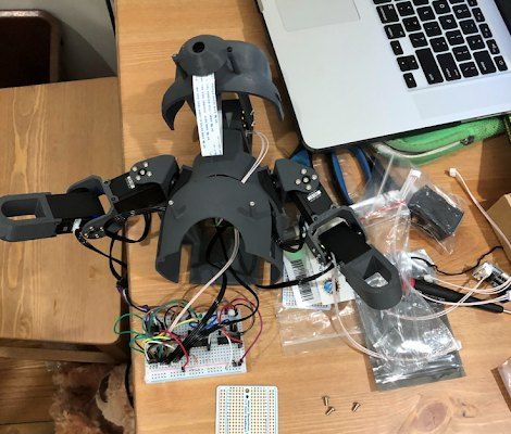 Teddy Robotics, robot hand prototype on the bench