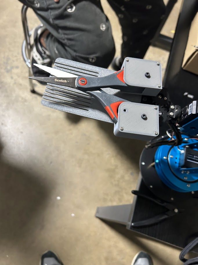 Robot gripper for scissors, jaws on the robot arm