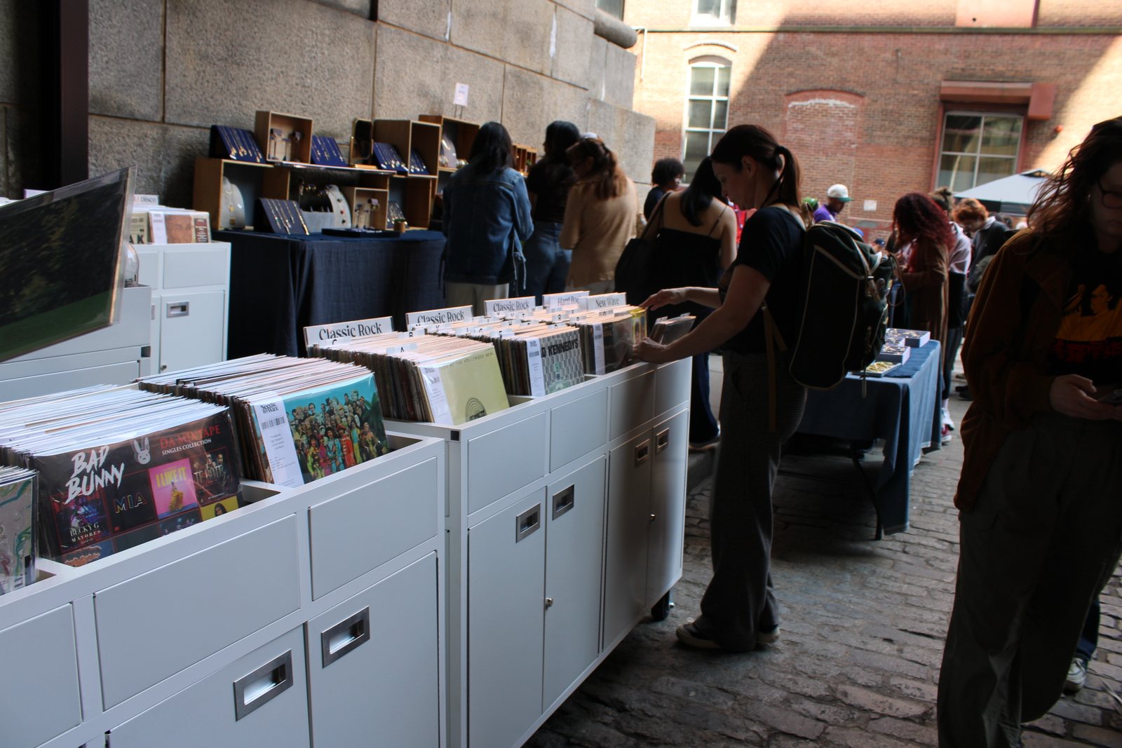 Needle to Wax vinyl cart V2, shoppers at the carts